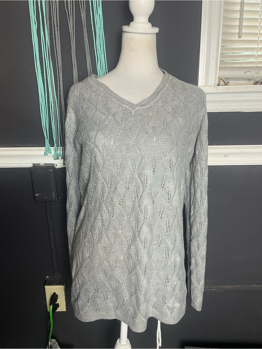 Avenue gray sweater with diamond-shaped knit pattern, size 18/20